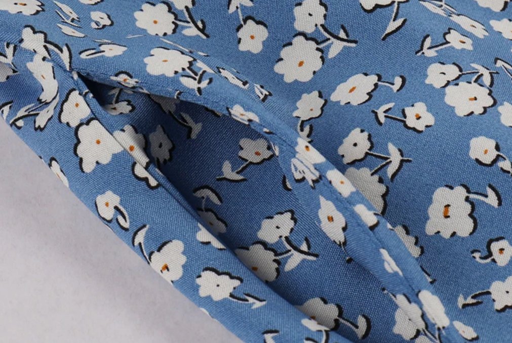 Vintage Kék Lobogó Ruha Fehér Virágokkal