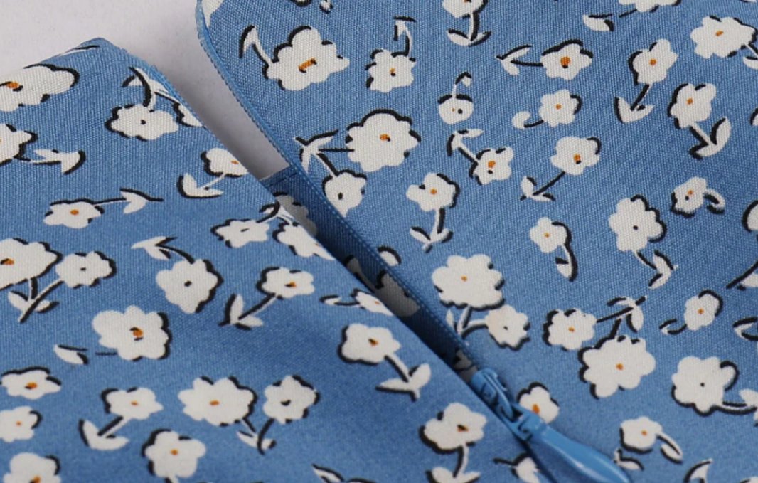 Vintage Kék Lobogó Ruha Fehér Virágokkal